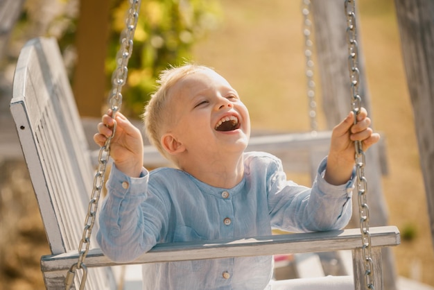 Весенний детский портрет детские эмоции концепция портрет молодого смеющегося мальчика на открытом воздухе счастливого ребенка мальчика лау