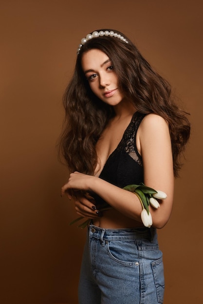 Photo spring lady with beautiful tulip flowers portrait of a young caucasian model woman with gentle makeu...