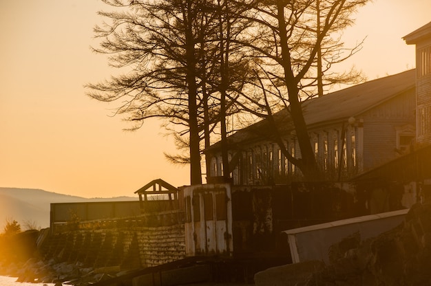 Foto spring listvtanka-stad aan het baykal-meer, rusland