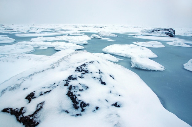 写真 湾の氷の春の融解、早春、青い氷が透けて見えます。