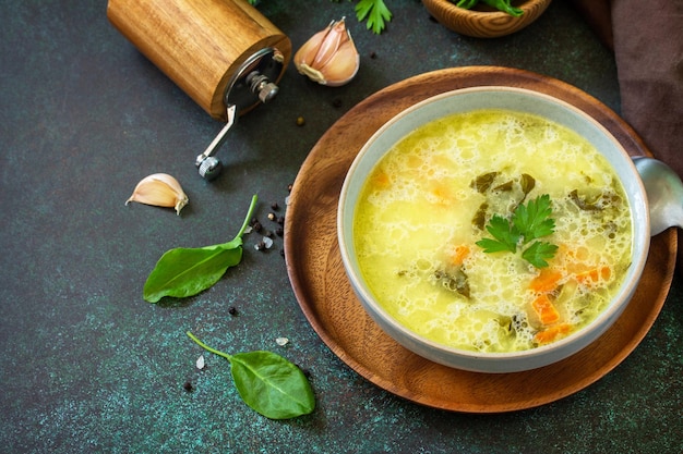 Весеннее меню Здоровый суп из шпината со сливками на темной каменной столешнице Copy space