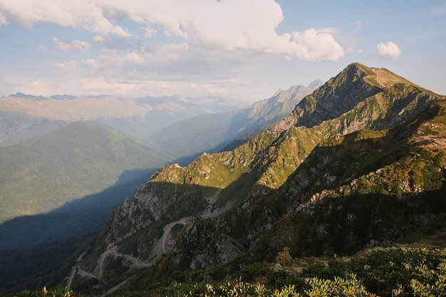 Весенний горный пейзаж. Курорт Красная Поляна Красный Луг. Россия.