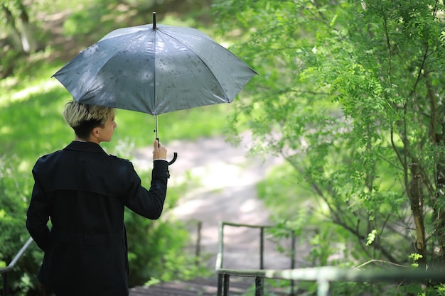 Spring Park bij regenachtig weer en een jonge man met een paraplu