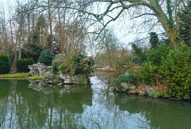 Spring park met vijver en bomen reflectie op het wateroppervlak