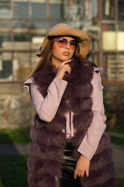 Фото Весенний портрет красивой брюнетки модели в модном наряде, позирующей в мягком вечернем свете
