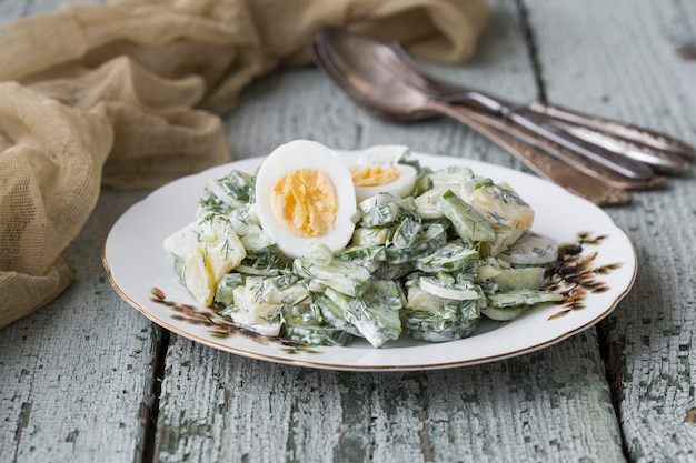 Фото Весенний картофельный салат с яйцом, редисом и огурцами