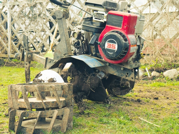耕運機による播種のための土壌の春の準備作物を植えるための耕運機の準備のクローズアップ写真