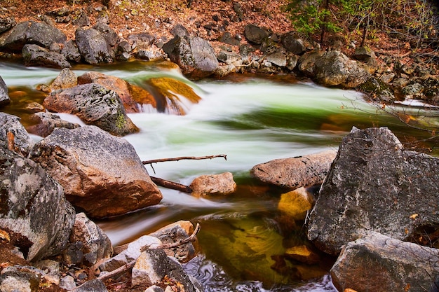 Photo spring river cascading falls over rocks