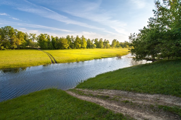 Foto fuoriuscita di fiume di primavera