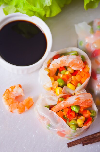 Photo spring rolls with vegetables and shrimps in rice paper