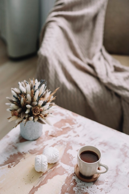 꽃, 커피 컵, 마시멜로와 함께 봄 로맨틱 정물