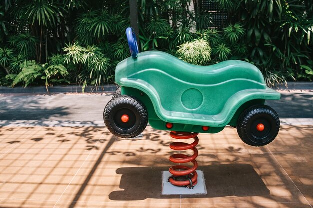 公園内の春のシーソー遊び場