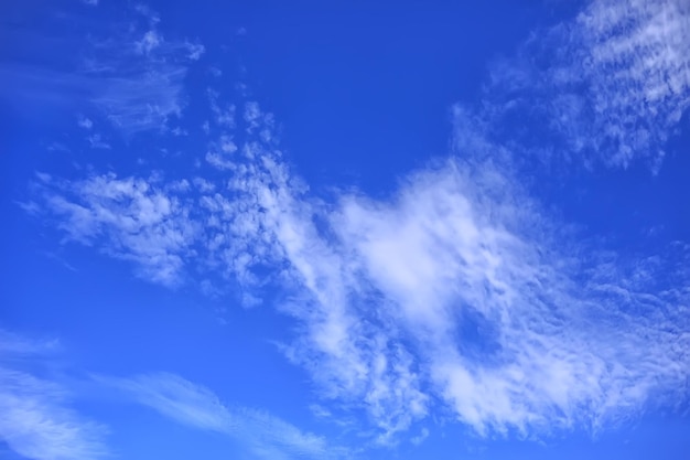 春の空の雲の背景/