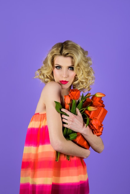 Весенние летние каникулы женщина с букетом цветов молодая девушка с букетом тюльпанов весенний взгляд