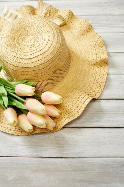 Photo spring or summer with tulips and hat