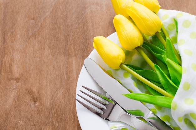 Spring table setting voor pasen of moederdag