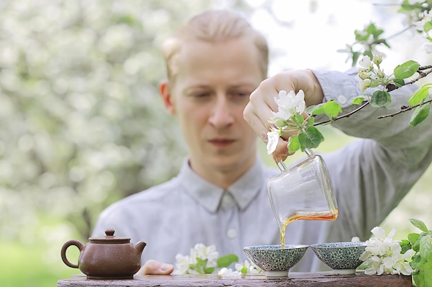 Cerimonia del tè primaverile in asia, astratto giardino fresco sfondo uomo maestro