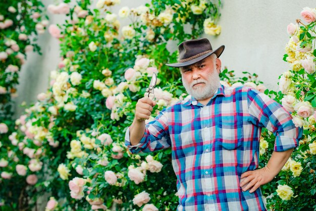 Весенний бородатый старший садовник в городском саду портрет красивого бородатого старика на весне
