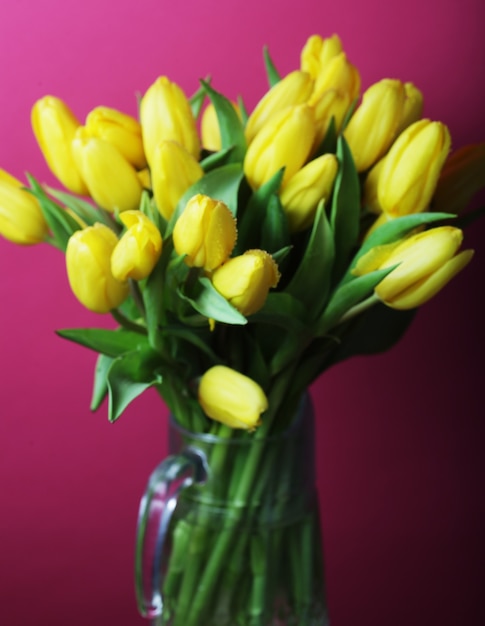 Foto bouquet di tulipani primaverili in vaso di vetro con acqua