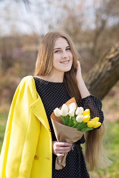 女性の手で春のチューリップの花束。