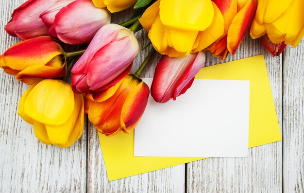 Photo spring tulips flowers and card