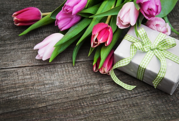 Fiori di primavera tulipani e scatola regalo