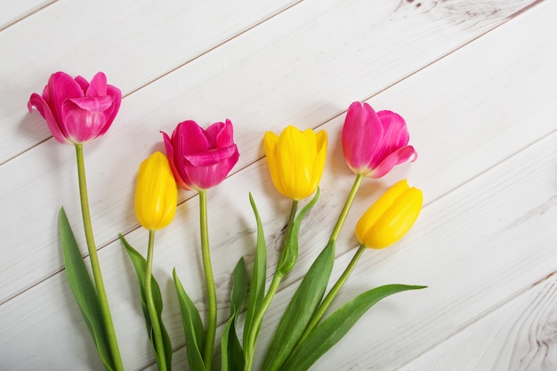 Tulipani di primavera sul tavolo di legno. sfondo di vacanze di pasqua.