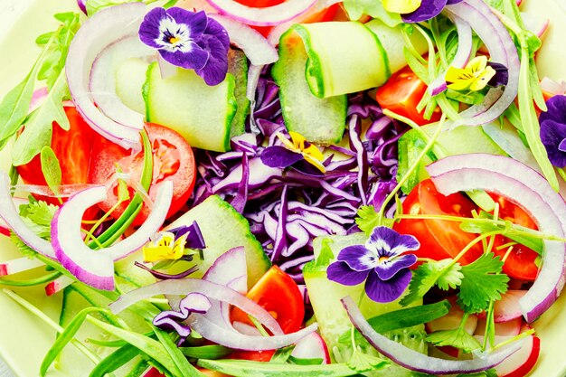 Foto insalata di verdure primaverili con fiori