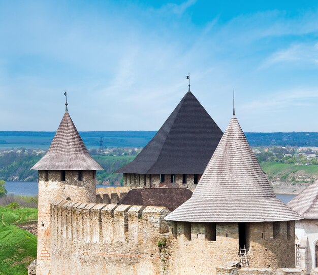 Khotyn 요새 Chernivtsi Oblast 우크라이나의 봄 보기