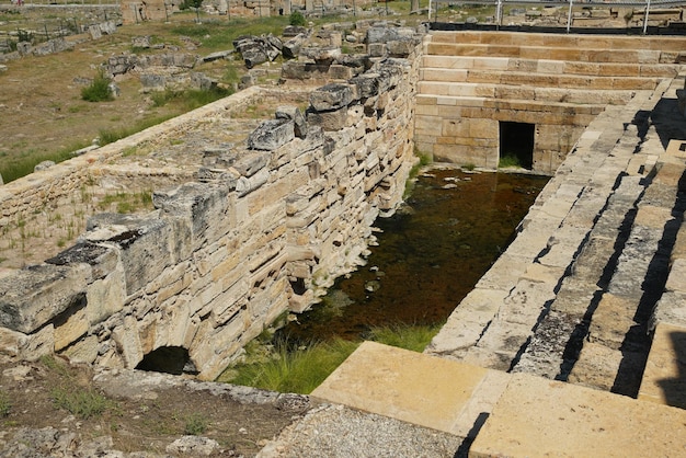 Родниковая вода в древнем городе Иераполис в Памуккале Denizli Turkiye