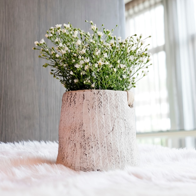 Photo spring white flowers in flower pot