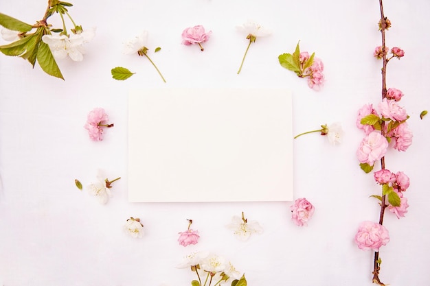 Весенние белые и розовые цветы и канцелярская открытка Романтическая свадьба, приглашение на день рождения, день матери, макет карты, концепция, копия пространства, высокое качество фото
