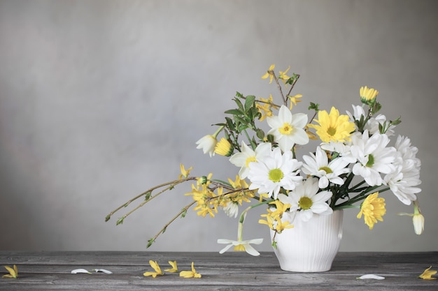 春の白と黄色の花