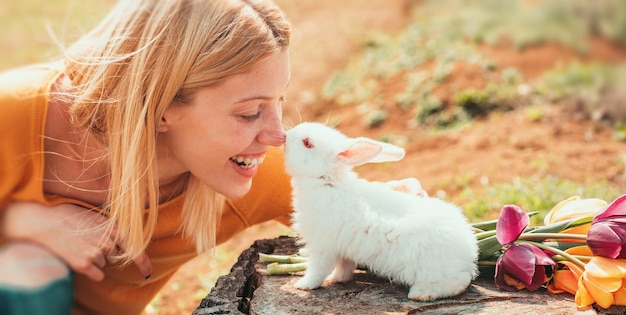 写真 春の女性の顔バナー 不思議の国のアリス イースター バニー素敵な女性ホールド白ウサギ幸せ e