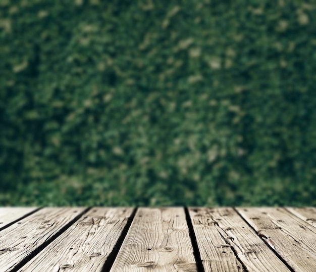 Фото Весенний деревянный фон с зелеными листьями на заднем плане