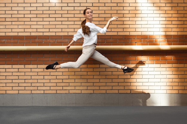 Springende vrouw in de stad, balletdanser