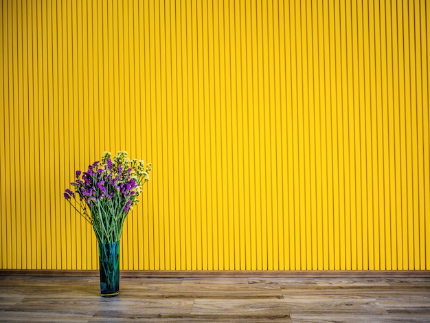 紫色の花の花束と春の背景