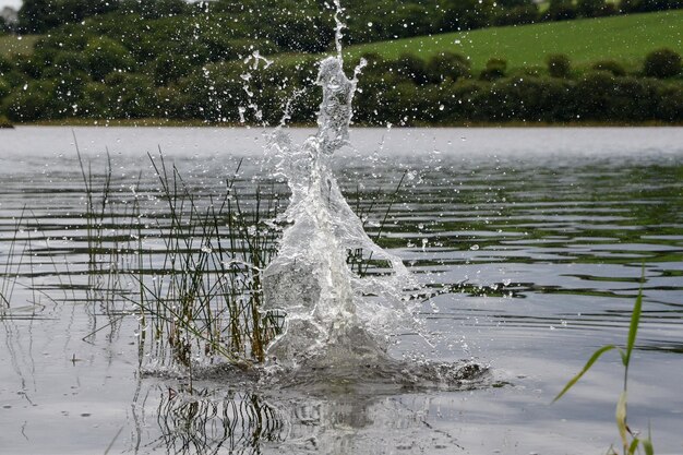 Foto sprinkelend water in het meer