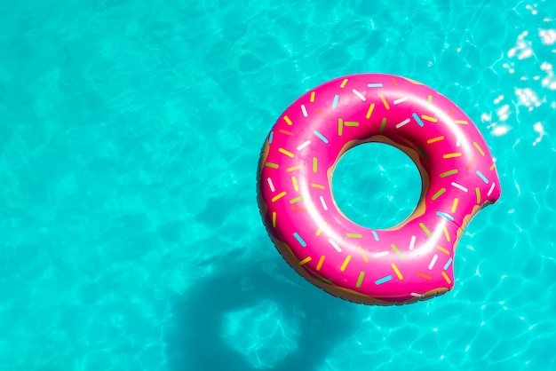 Foto giocattolo gonfiabile spruzzato in acqua luminosa della piscina