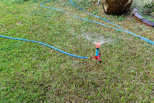 芝生に水をまくスプリンクラー装置