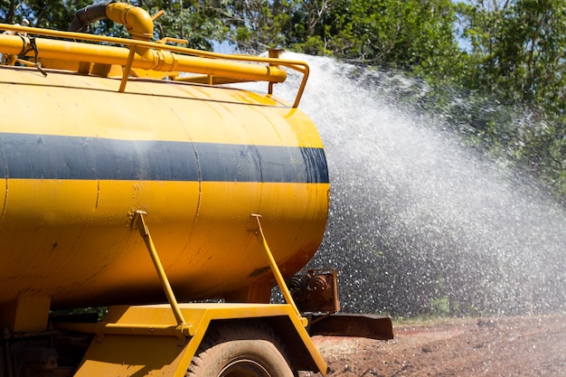 Sproeien van water van de landelijke wegenaanleg tussen ampher phonphisia naar ampher pak kad in nongkhai