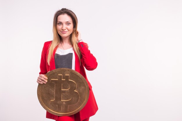 Sproeten vrouw met grote bitcoin op witte achtergrond. Cryptocurrency-investeringsconcept.