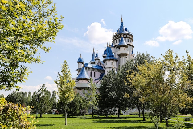 Sprookjeskasteel in Sazova Science Art and Cultural Park in Eskisehir City