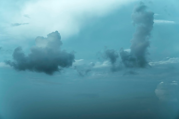 Sprookjeswolken in koude kleuren bij bewolkt weer