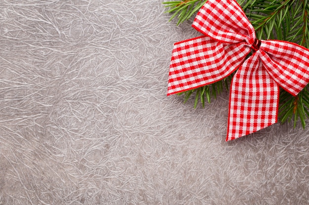 Foto ramo di abete rosso con decorazioni natalizie su sfondo grigio