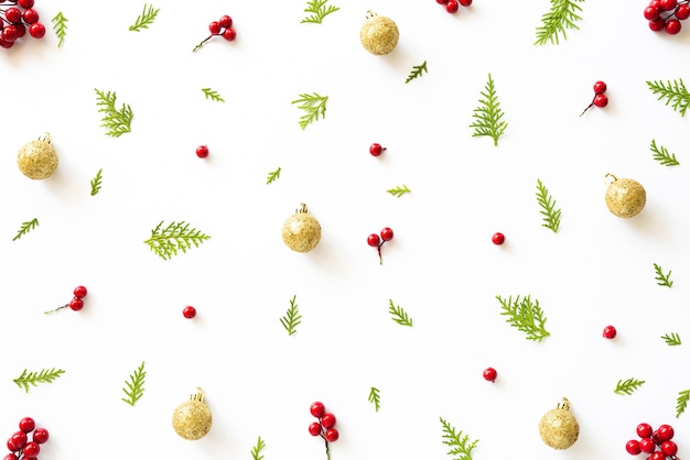 가문비 나무 가지, 소나무 콘, 붉은 열매와 크리스마스 흰색 배경에 황금 공