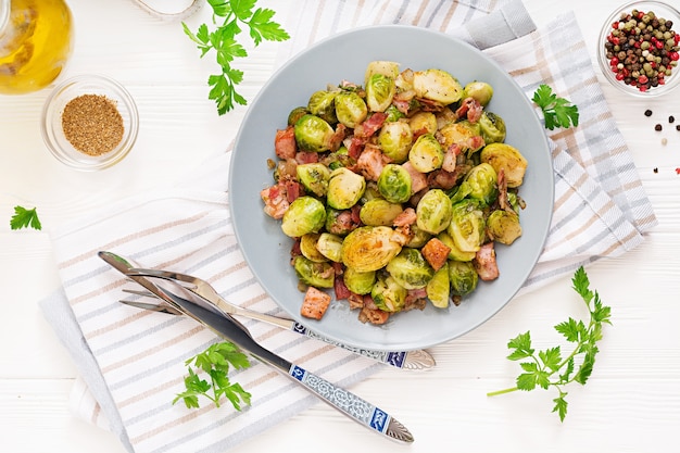 Spruitjes. Gebrande spruitjes met spek. Heerlijke lunch.