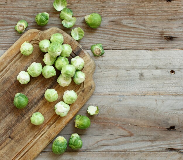 Spruitjes op een houten plank bovenaanzicht