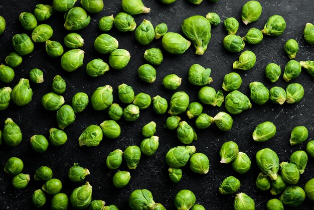 Spruitjes op een zwarte stenen achtergrond Gezonde voeding Bovenaanzicht