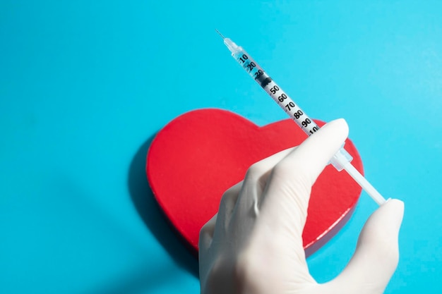 Spuit bij de hand en medicijn voor patiëntpillen medicijncapsule voor gezondheidszorg in ziekenhuis medische en behandelingsverzekering